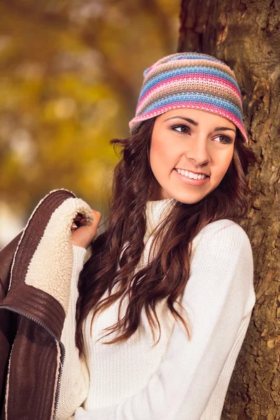 Mujer joven en un paisaje romántico de otoño — Foto de Stock