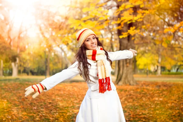 Jeune fille marche dans le parc d'automne — Photo