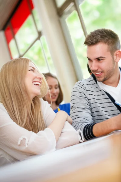 Estudiantes felices hablando —  Fotos de Stock