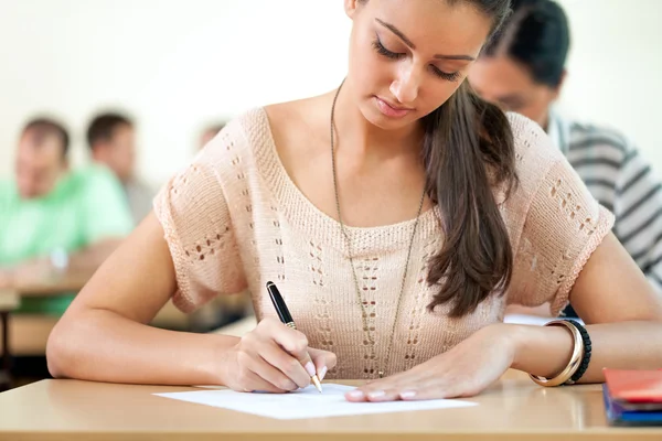 Studente seduto per esame — Foto Stock