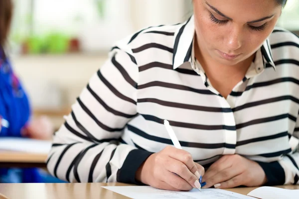 Schüler machen sich Notizen — Stockfoto