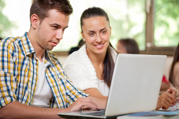 Studenter med laptop — Stockfoto