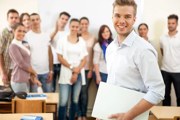 Lächelnder junger Student — Stockfoto