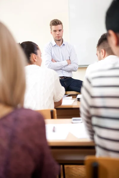 学生のクラスを教える教師 — ストック写真