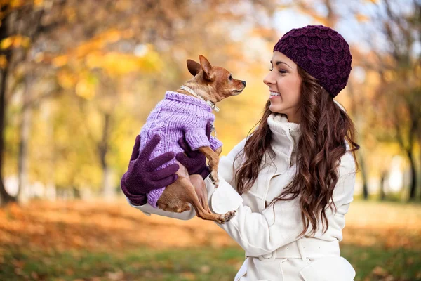 Kvinna med hennes lilla hund i höst — Stockfoto