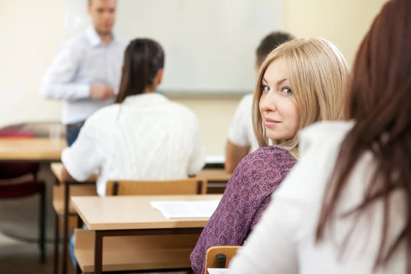 在类上的女学生 — 图库照片