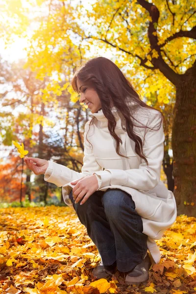 Jonge vrouw in herfst bos — Stockfoto