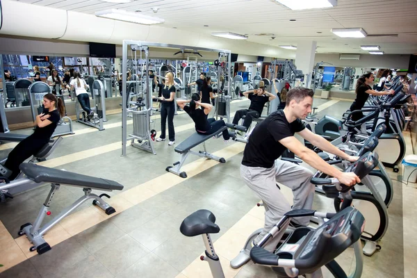 Pessoas exercitam-se no ginásio — Fotografia de Stock