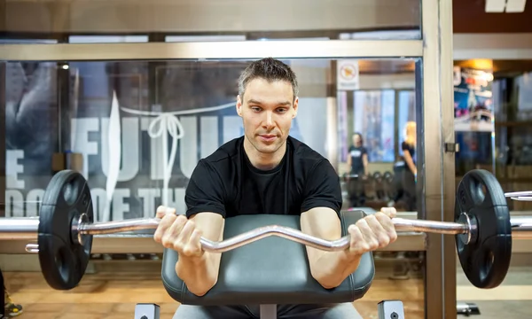 Hombre con entrenamiento con pesas — Foto de Stock