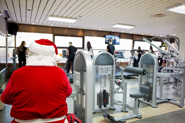 Weihnachtsmann im Fitnessstudio — Stockfoto