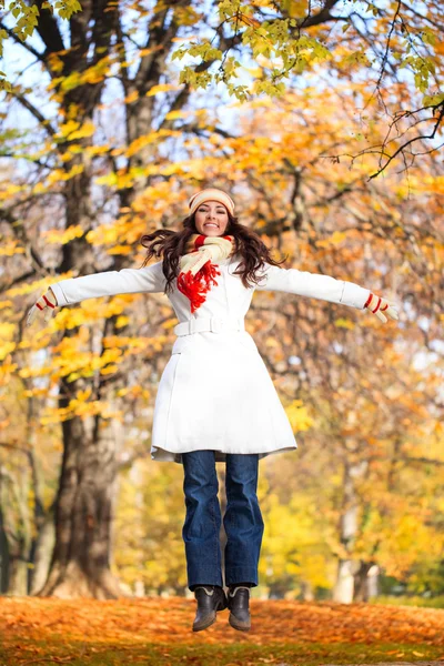 Vrouw springen in herfst park — Stockfoto