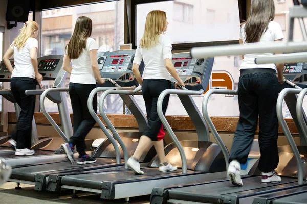 Gente corriendo en máquinas, cinta de correr — Foto de Stock