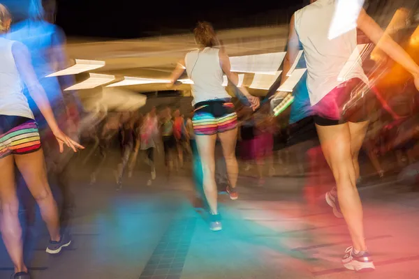 Gente bailando enérgica en clase de gimnasia —  Fotos de Stock