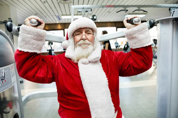 Jultomten gör övning i gymmet — Stockfoto