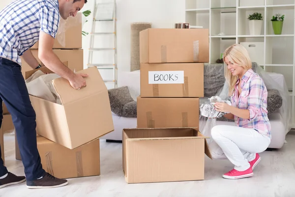 Paar in nieuwe huis — Stockfoto