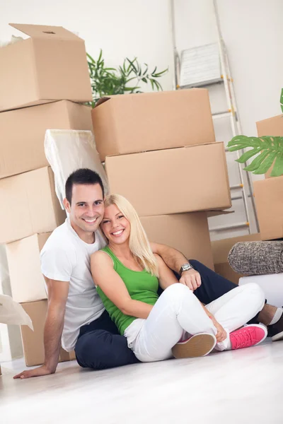 Cute couple on floor their new apartment — Stock Photo, Image