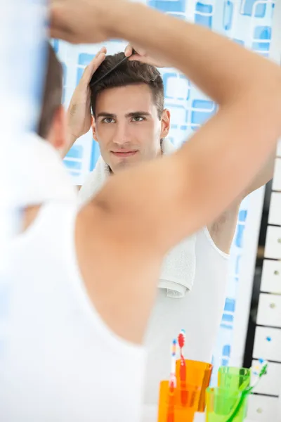 Jonge knappe man kammen — Stockfoto