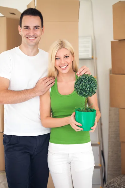 Jong koppel is knuffelen in nieuwe huis — Stockfoto