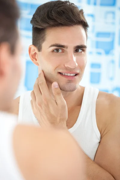 Man in badkamer — Stockfoto