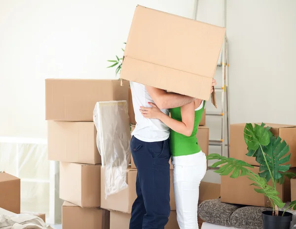 Couple kissing under the box — Stock Photo, Image