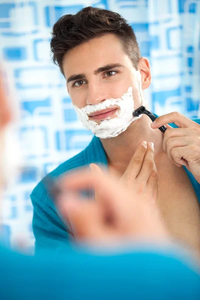 Homem barbeando sua barba — Fotografia de Stock