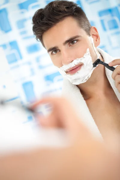 Rasieren, Morgenroutine. — Stockfoto