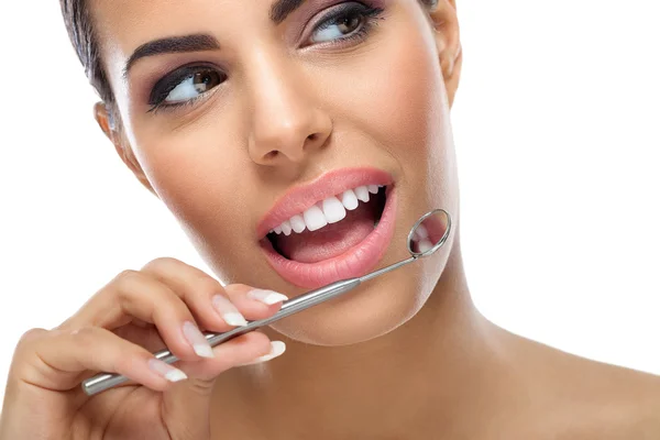 Mujer con espejo dental — Foto de Stock