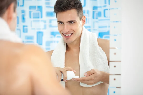 Красивый мужчина со сливками для бритья — стоковое фото