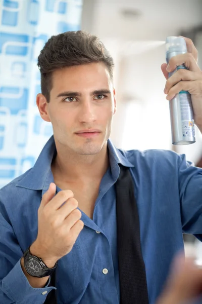 Man himself has makes hairstyle — Stock Photo, Image