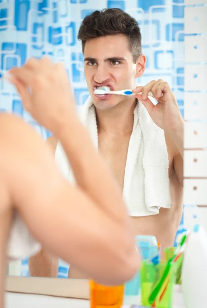 Uomo lavarsi i denti — Foto Stock