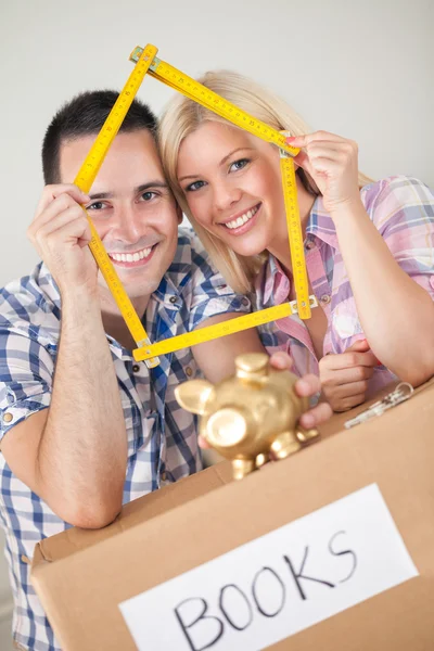 Pareja joven comprando casa nueva — Foto de Stock