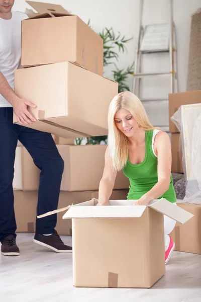 Uitpakken in nieuwe appartement — Stockfoto