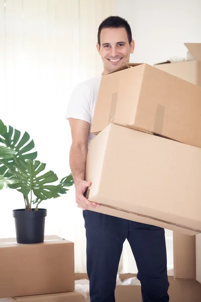 Homem transportando caixa de papelão — Fotografia de Stock