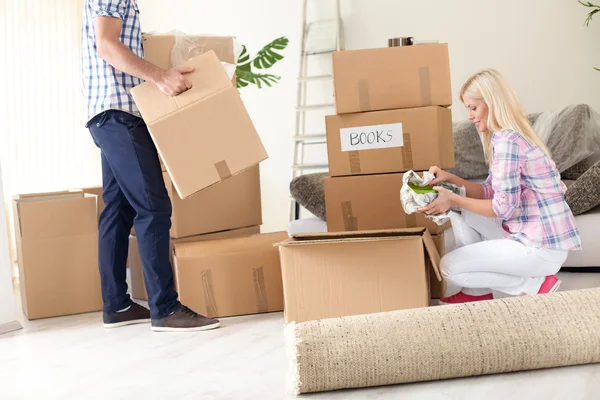 Couple unpack moving boxes. — Stock Photo, Image