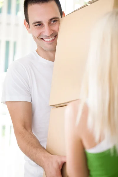 Homem se mudando com a namorada — Fotografia de Stock