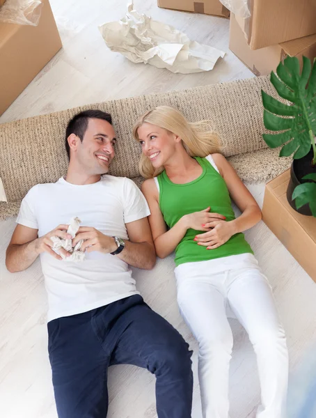 Paar ontspannen in nieuwe huis — Stockfoto