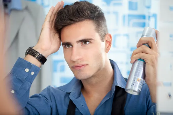 Hombre aplicando spray para el cabello — Foto de Stock