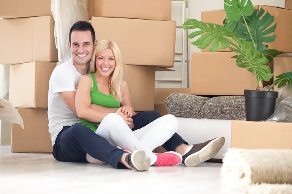 Junges Paar freut sich auf sein neues Zuhause — Stockfoto