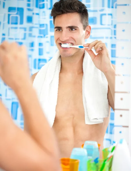 Bello uomo lavarsi i denti — Foto Stock