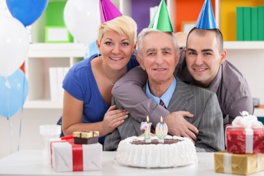 üzerinde 70 doğum günü mutlu bir aile portresi