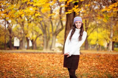 Autumn Park 'ta tatlı bir kız.