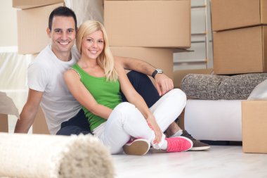 yeni evinde otururken çok güzel Çift