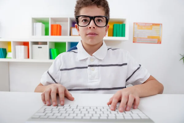 Kleiner Junge mit Computertastatur, — Stockfoto