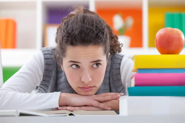 Schoolmeisje met leermoeilijkheden — Stockfoto