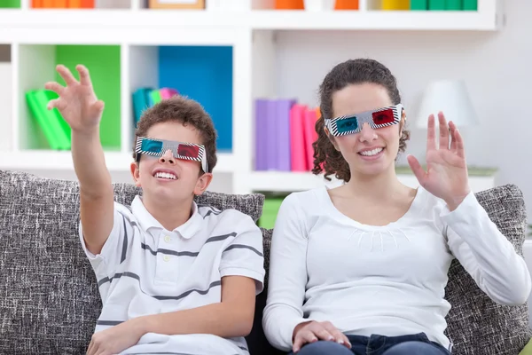 Ver TV con gafas 3D — Foto de Stock