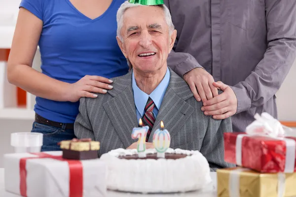 Äldre man firar födelsedag med familjen — Stockfoto