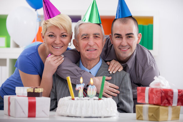 Счастливая семья празднует день рождения вместе
