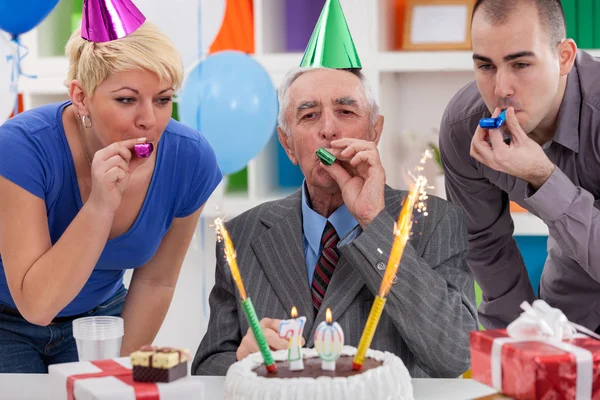 Uomo anziano che festeggia il compleanno — Foto Stock