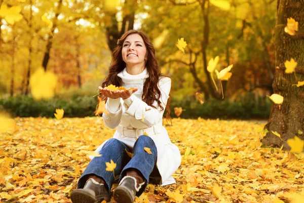 Ευτυχισμένη γυναίκα απολαμβάνοντας το φθινόπωρο — Φωτογραφία Αρχείου