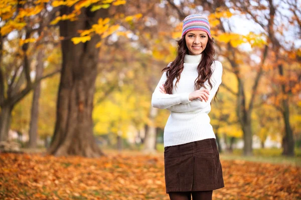 Portrait of girl in autumn park — Stock Photo, Image